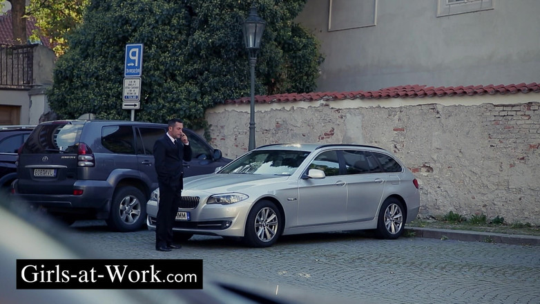 Girls At Work: Mile widziane rozproszenie