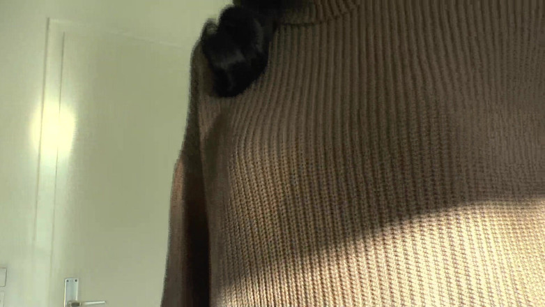 Lady Victoria Valente: 喷到我的毛衣上！维多利亚·瓦伦特夫人穿着厚重高领毛衣