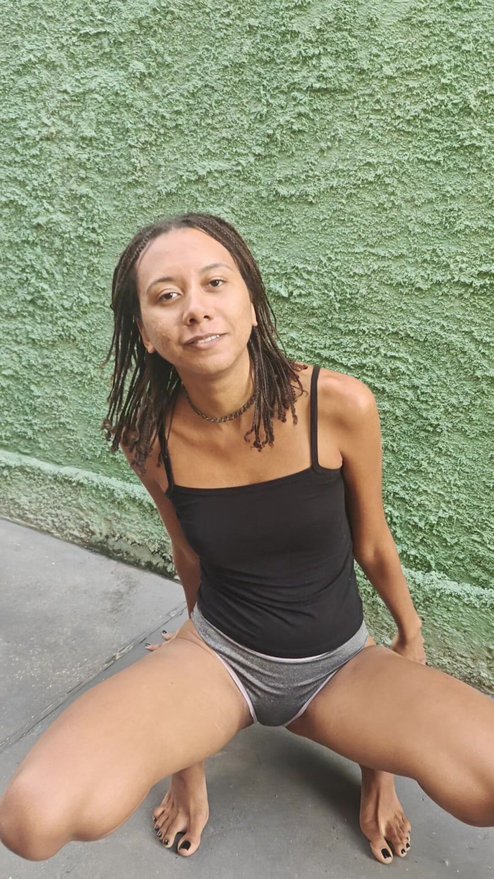 Lily Slav: 女孩在她的内裤里撒尿