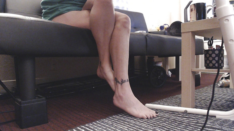 Abby Anna: 裸体双交叉双腿