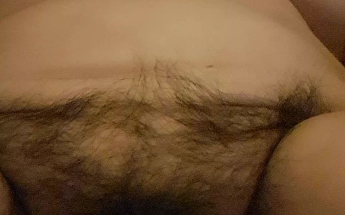 Mommy big hairy pussy: Orta yaşlı seksi kadın amcık mastürbasyonu gösteriyor