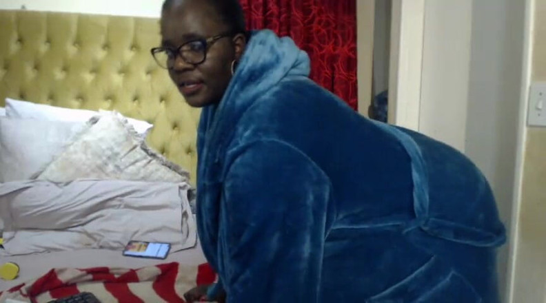 Legendary Booty Overdose: Tesão ssbbw masturbando e tomando café da manhã na cama