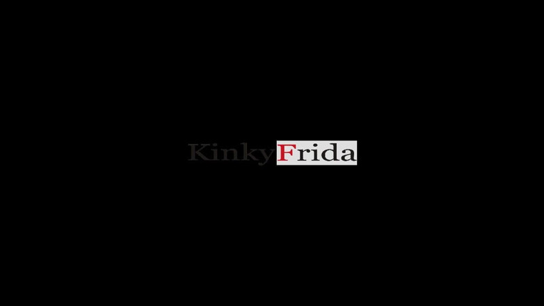 Dominatrix Frida: Sexy latex meisje met extreem lange nagels speelt met haar...