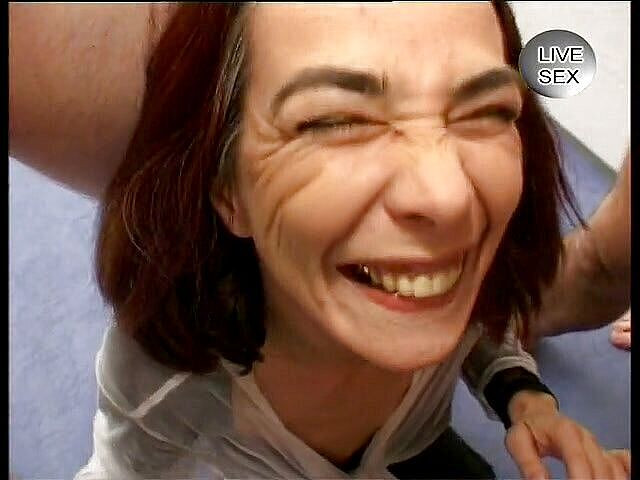 Horny Two really wet MILFs: Шлюховатая зрелая брюнетка получает сперму в рот от нескольких членов в гэнгбэнге