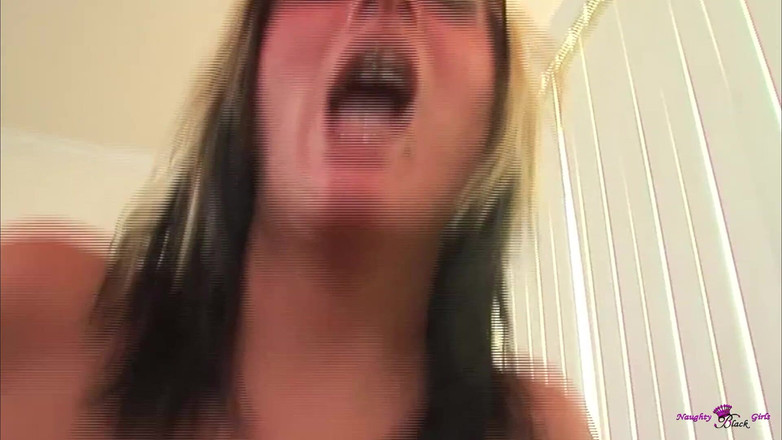 Naughty Black Girls: 두꺼운 도구로 하드 나사를 당하고 거대한 질싸를 하는 Candy Jones.