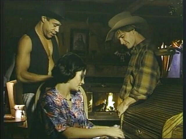 Lucky Cooch: सेक्सी शरीर वाली काले बाल वाली रंडी तीन लोगों वाली चुदाई में स्पिटरोस्टेड हो जाती है