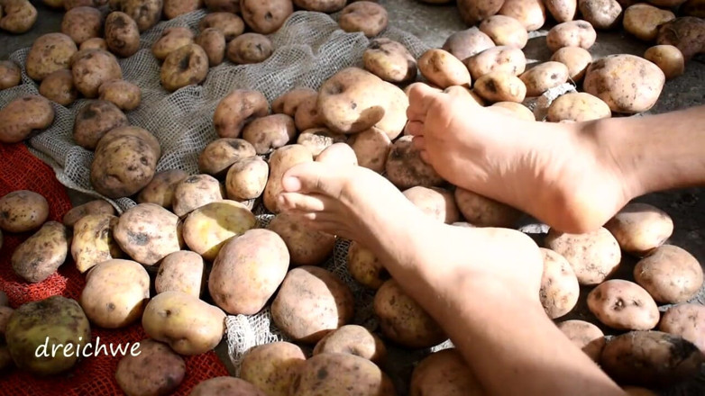 Dreichwe: Touching delicious potatoes with the feet