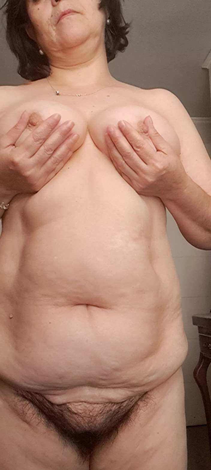 Mommy big hairy pussy: Mámina prsa jsou tvrdá s touhou