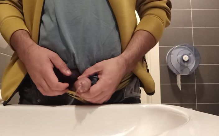 Kinky guy: Быстрый писссс в раковине в публичном туалете