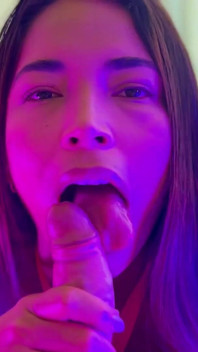 Pipe En POV Sous Une Lumière Néon Par La Star Du Porno Latina Mianins