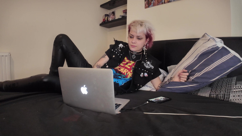 Glitterqueen1999: My Husband the Cuck - Testing His Kink
