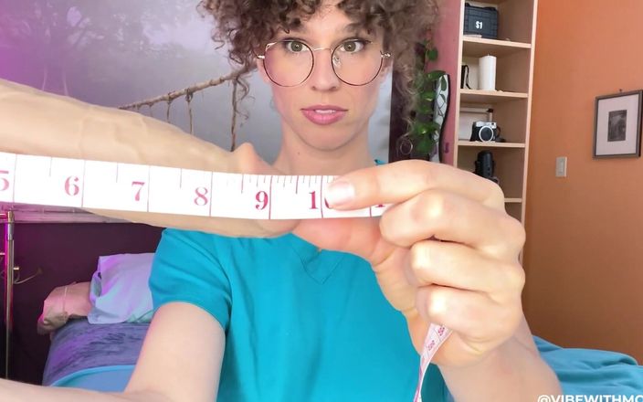 VibeWithMommy: Une infirmière compare une énorme bite à une petite bite la bataille...