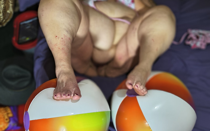 HerculesnVENUS: समुद्र तट की नग्न गेंद ने सभी के लिए अपनी फुहार छोड़ी