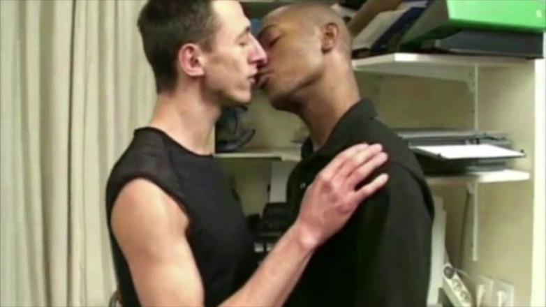 Crunch Boy: White fucked by ebony top black