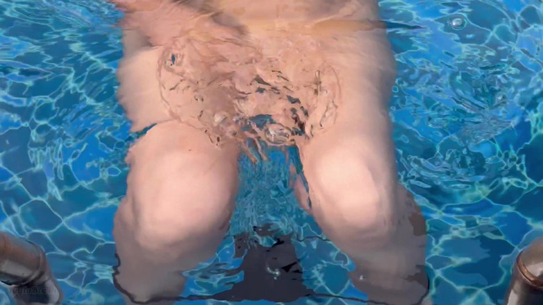 LaylaX: Masturbation at the Public Swimpool