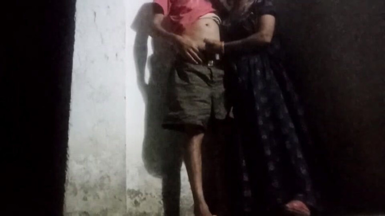 Guddi: Soția prietenului indian desi se fute în aer liber în noapte, sex...