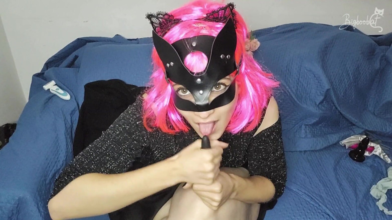 BigBoobCat: मेरी चूत का मुखौटा मुझे बहुत शरारती बनाता है! मैं अब खुद को छू रहा हूं