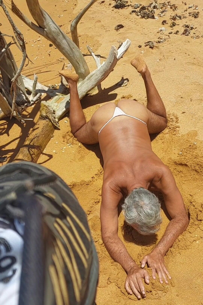 Ladysilvas: Ladysilva在海滩上穿着内裤的热辣屁股