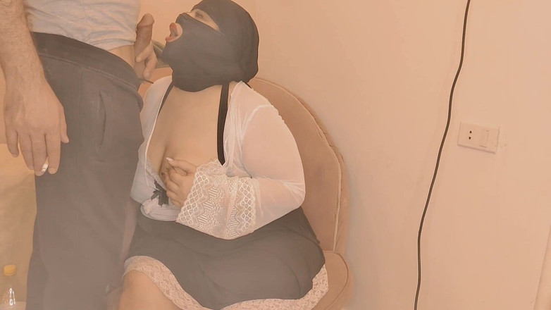 moonx: Egyptská prostitutka, studentka univerzity, během pracovní doby ukazuje svůj hýždě...