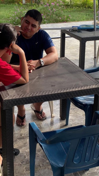 Il lavoratore mi scopa mentre mio marito scopa la mia sorellastra