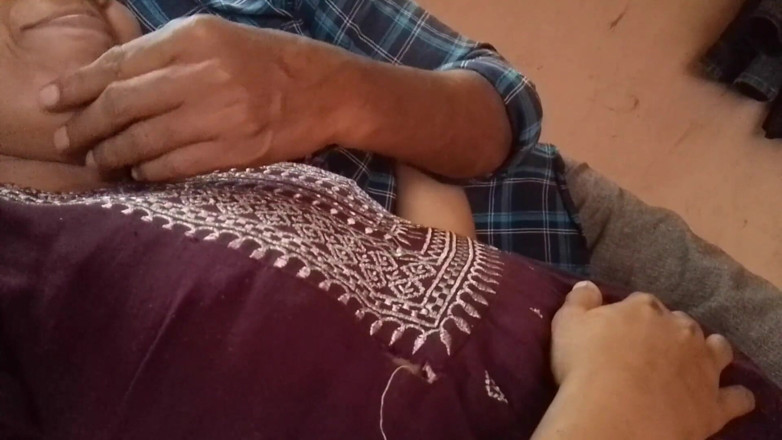 LEGSCOUPLE12: Une fille desi met son pénis dans sa bouche et...