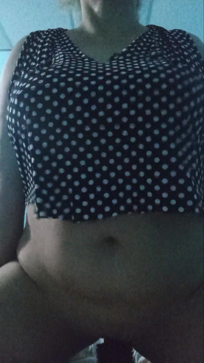 Lobicam: 我涌进来，我用发刷自慰