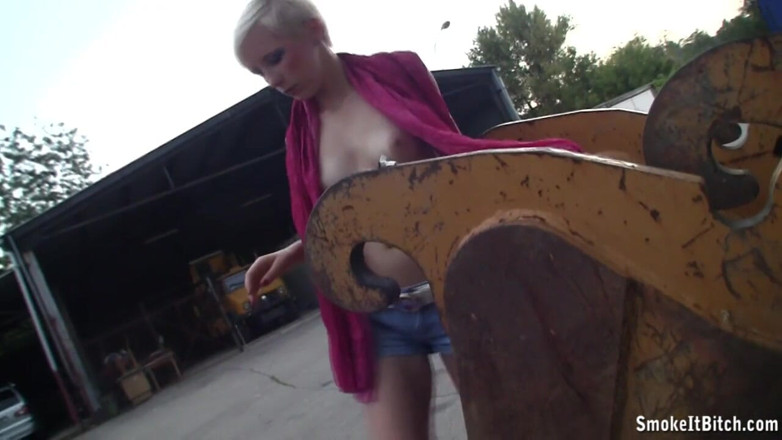 Smoke it bitch: Sladká blondýnka v podpatcích ukazuje své sexy tělo venku a...