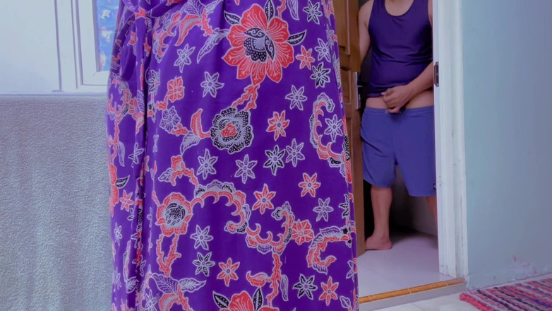 Bintang hyper: कपड़े सुखाने वाली नौकरानी को उसकी शरारती नियोक्ता की सौतेली बहन द्वारा परेशान किया गया