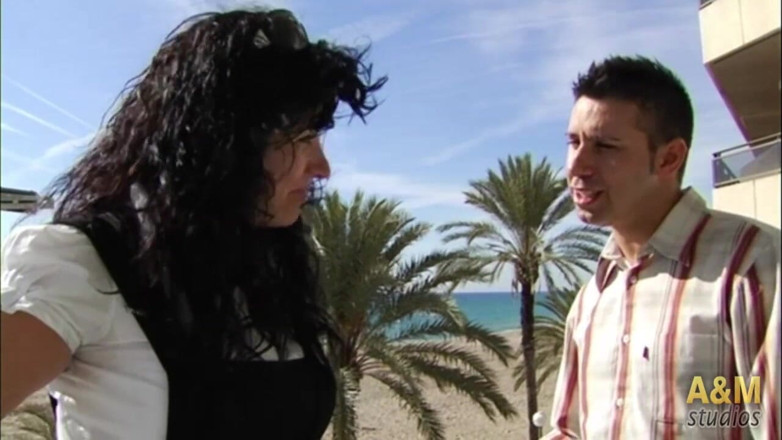 A&M Studios: Une brune mature sur la plage se fait séduire par...