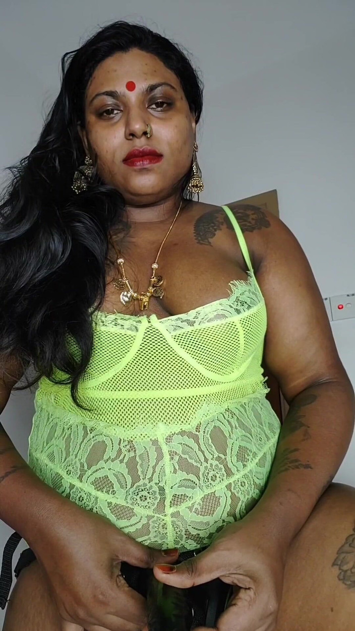 Ilariafajralilura: La moglie ilaria sodomizza il suo patetico marito beta