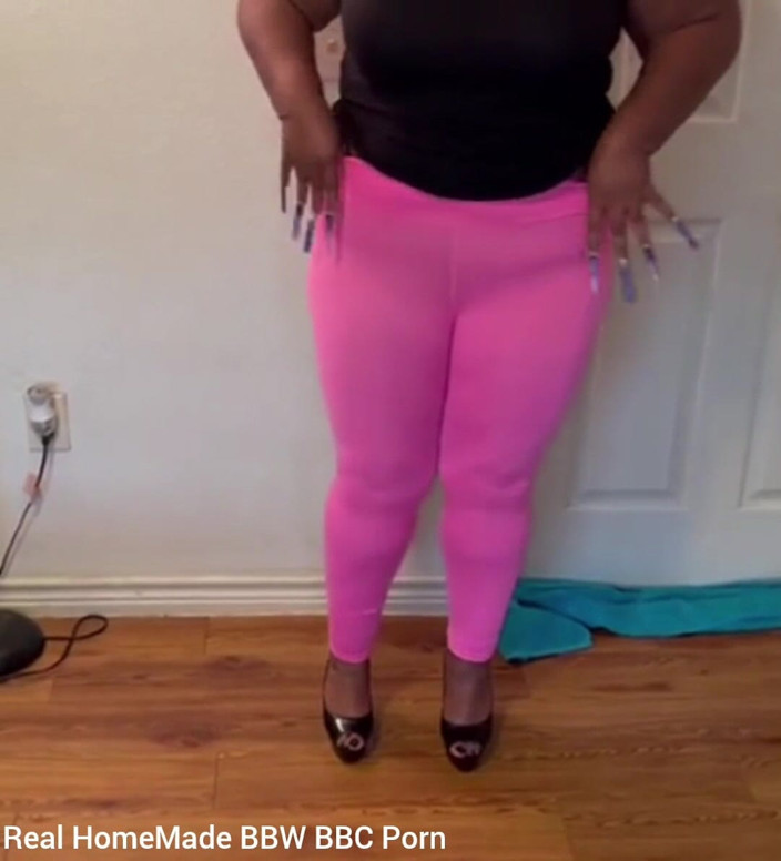 Super sexy ebony cuties: Squirta pisciando sul pavimento