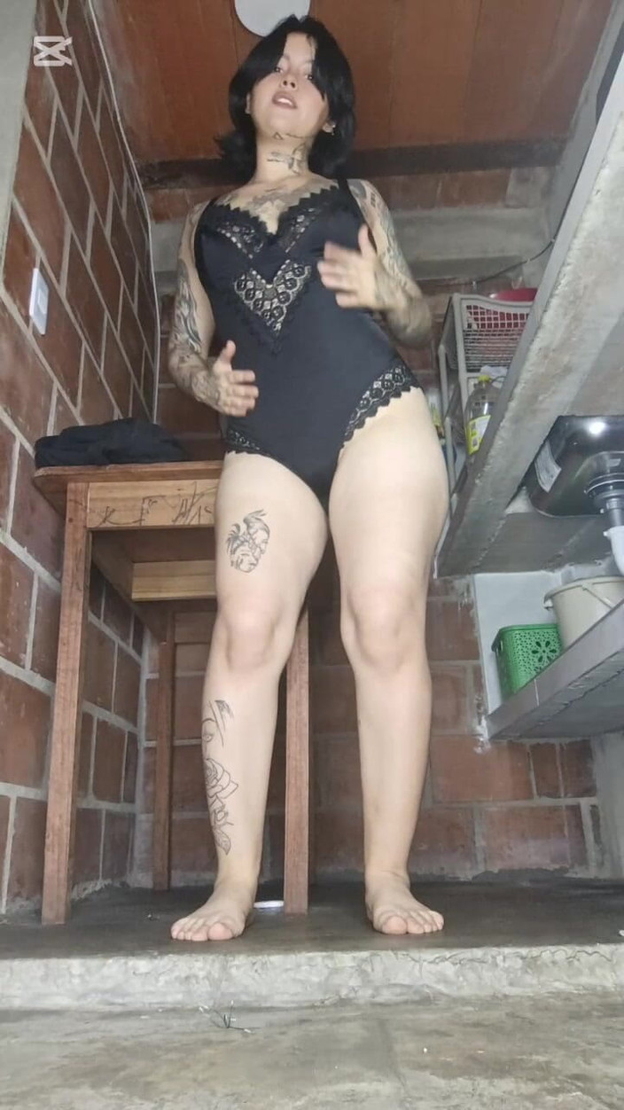 Dalyla: Golden Shower on My Floor