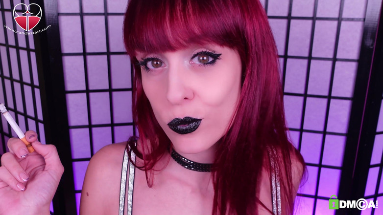 Candystart Videos: Labbra nere che fumano in primo piano
