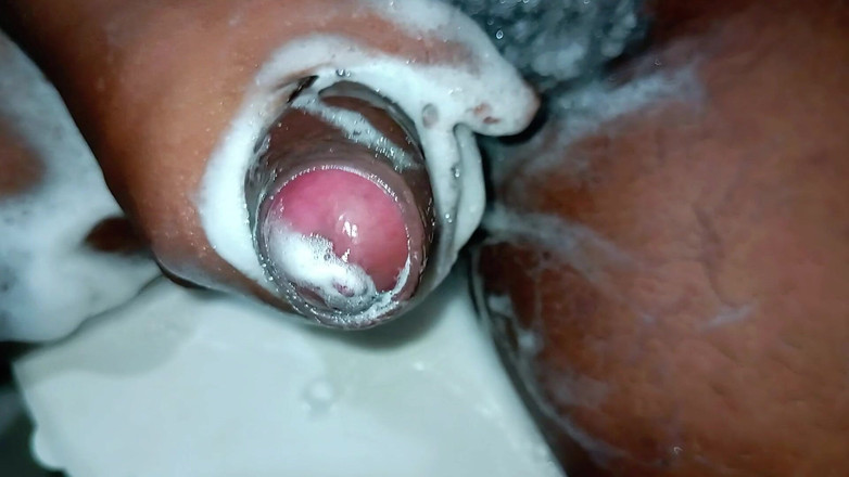 rahuman: Cewek ini lagi asik masturbasi dan bersih-bersih kontol raksasa