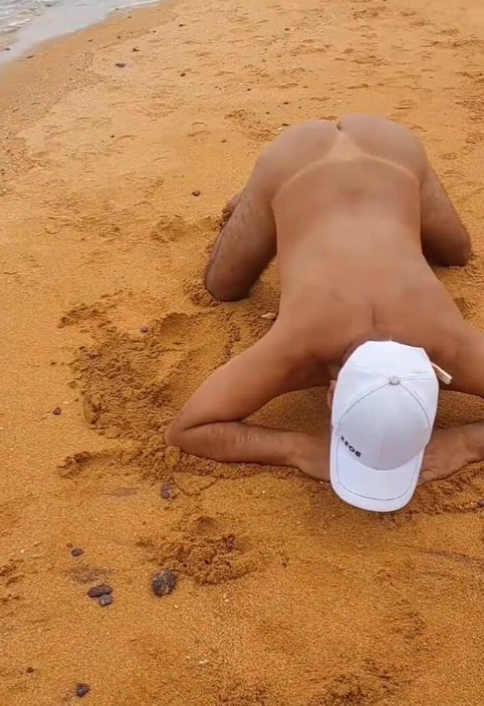 Ladysilvas: Ladysilva desnuda en la playa queriendo rodar en su culo