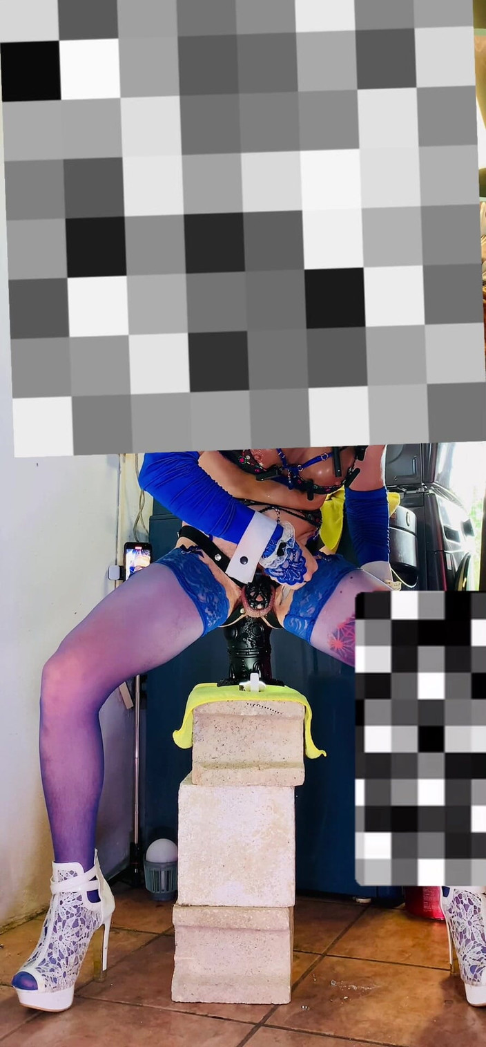 Benito414: 大きなシリコン製の胸を持つ欲求不満のシーメールが外でアナルを犯される