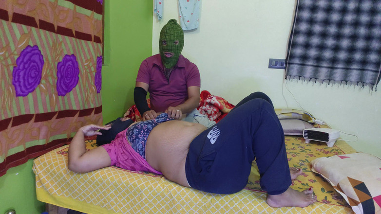 Hotty Mona: インドの少女が親の前で彼氏にやめてほしいと懇願している