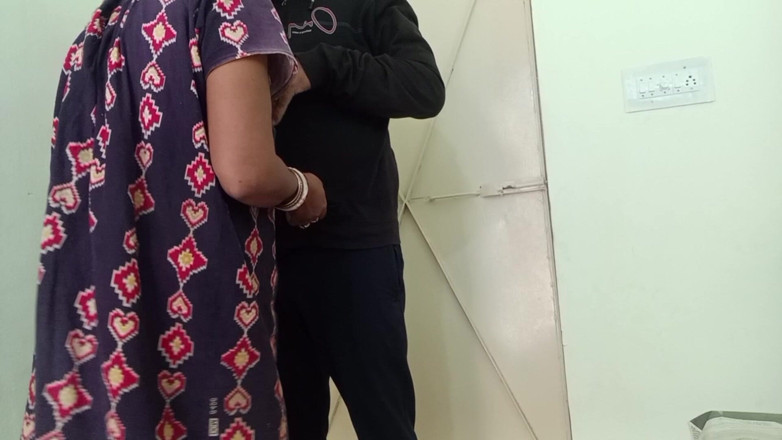 Real Couple 203: Samotna żona zaprasza chłopca dostarczającego paczki do swojego pokoju, aby ją...