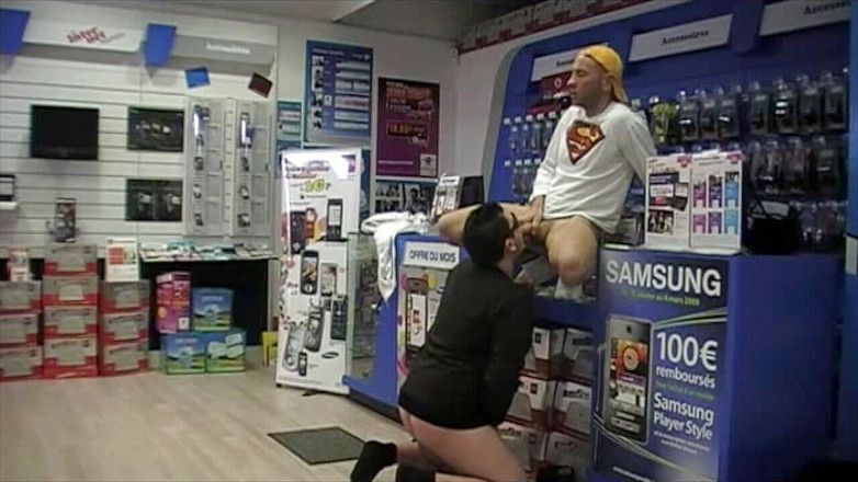 STRAIGHT BOY CURIOUS: Webová kamera - ošukaná v obchodě prodejcem telefonu