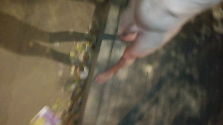 Dan Eagle: Doccia di piscio nuda per strada