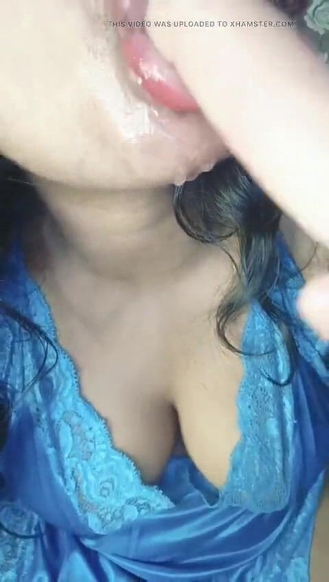 HotlisaAct: Sexy indická dívka saje robertek