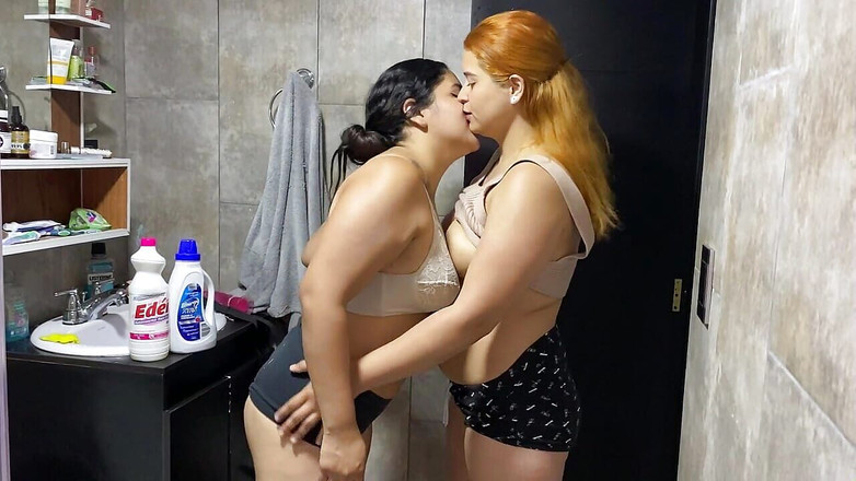 DAYANNA: Můj nevlastní bratr mě sleduje a masturbuje, když mě vidí...