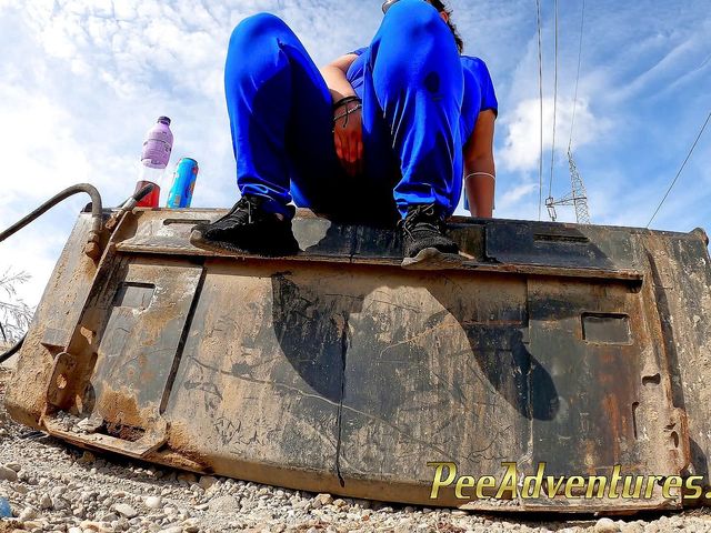 She doesn't have where to pee but on this excavator bucket (Pee Adventures)