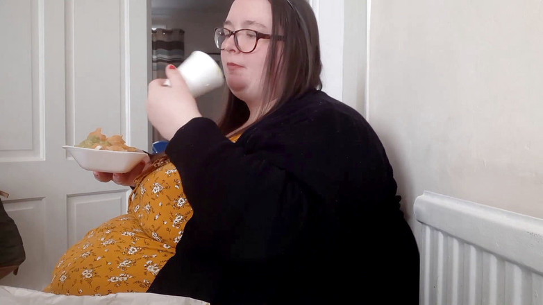 SSBBWLadyBrads: İri güzel kadın ssbbw göbek balık ve cips dolduruyor