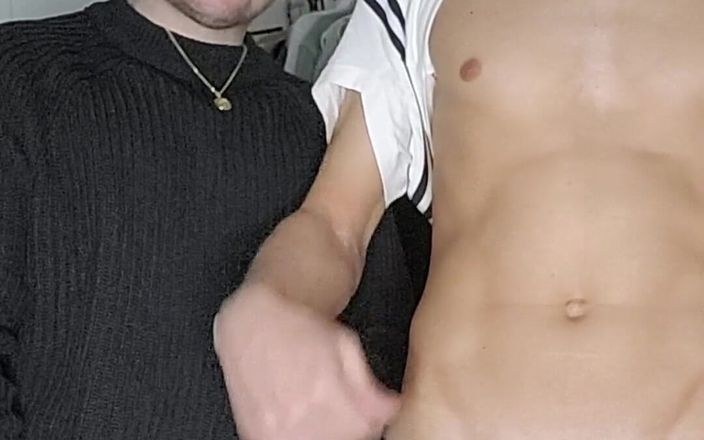 Twotwinkhusbands: Hung nesestříhaní britští chlapci znovu měří své ptáky