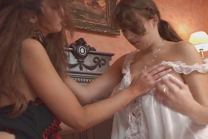 Videos Francaises: Verbazingwekkende Franse poppen genieten van lesbo-actie in de slaapkamer