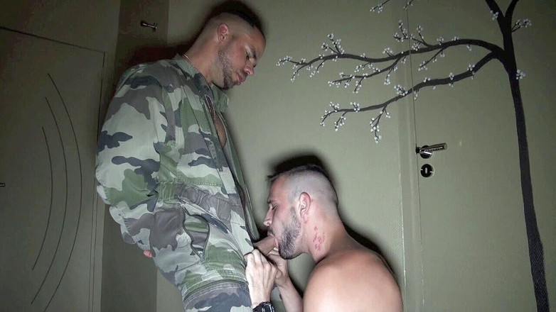 Straight fucking boy in uniform: Mike đụ một quân đội Latinh thẳng gợi cảm