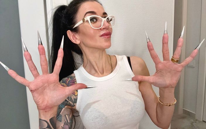 Julia domaina: Masturbare și supt de degete cu unghii lungi, ochelari albi și față