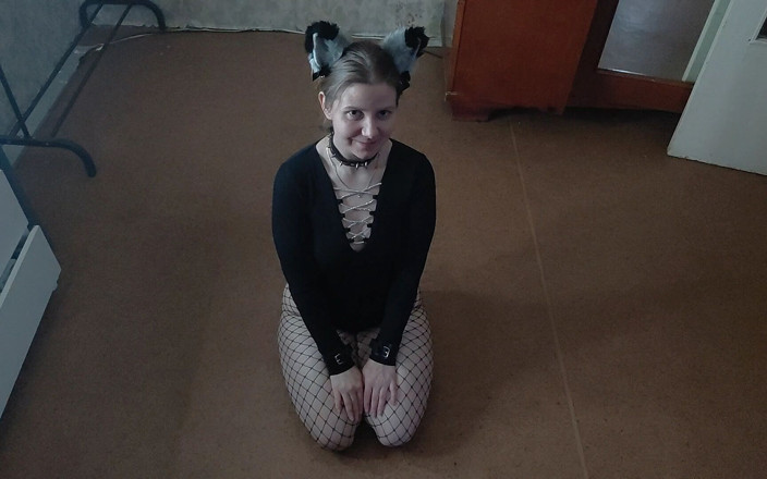 Lovessie: Pisicuța sexy mănâncă dintr-un castron și își linge picioarele Stăpânului - Lovessie