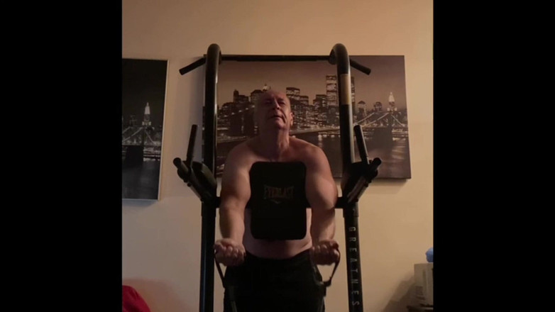 Alex Art: 강한 남자가 훈련 후 자위함